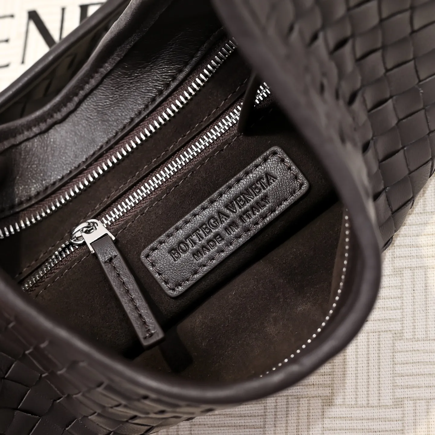 Batch 1660 BV intricate woven leather crossbody bag. Practical design. Made of soft cowhide weaving technology. The upper body has a high-end feel [Victory] zipper opening and closing method, which makes it more secure. It is light and comfortable to use. The crossbody shape is large enough and has full fashion attributes. ‼ ️Regardless of men and women, it is super versatile for any crowd or scene. Size: 27*17*2.5cm Model: 6918